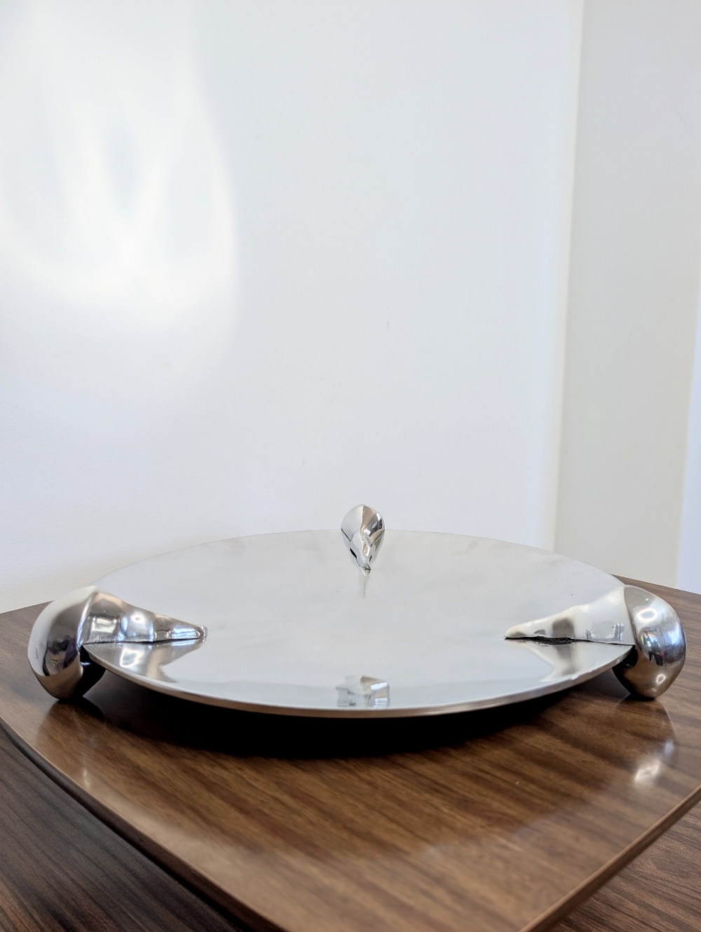 Vintage 80s Claw Footed Brutalist Bright Silver Tone Aluminum Large Platter Bowl - Picture 6 of 16